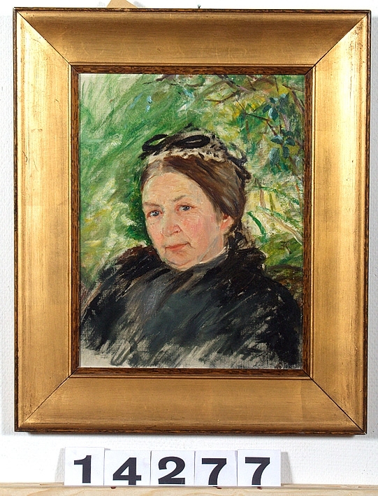 Porträtt av Hilda Fredrika Keyser, konstnären Elisabeth Keysers mor. 

 Porträtt, bröstbild av äldre dam i gråsvart, bakgrund grön ( kvistar och löv ).