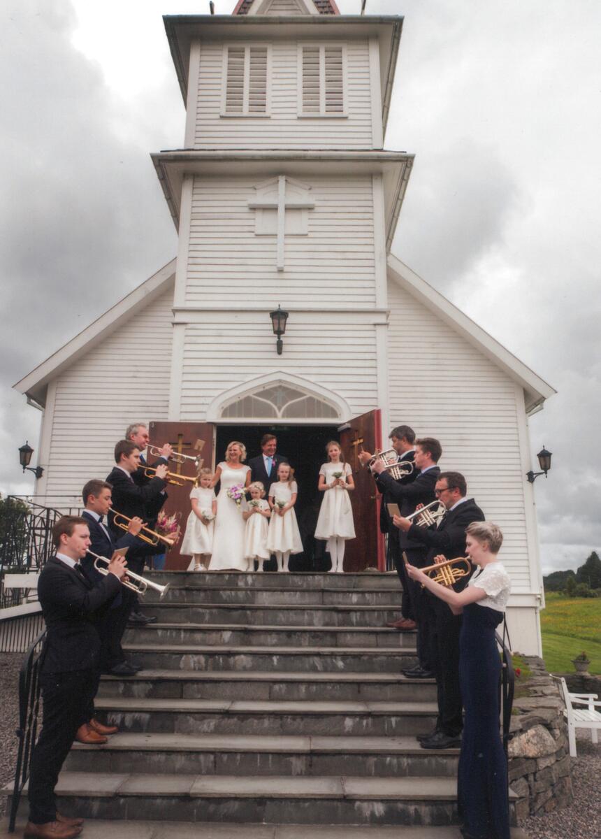 Bryllup i kirken, brudepar på kirketrappen (Foto/Photo)