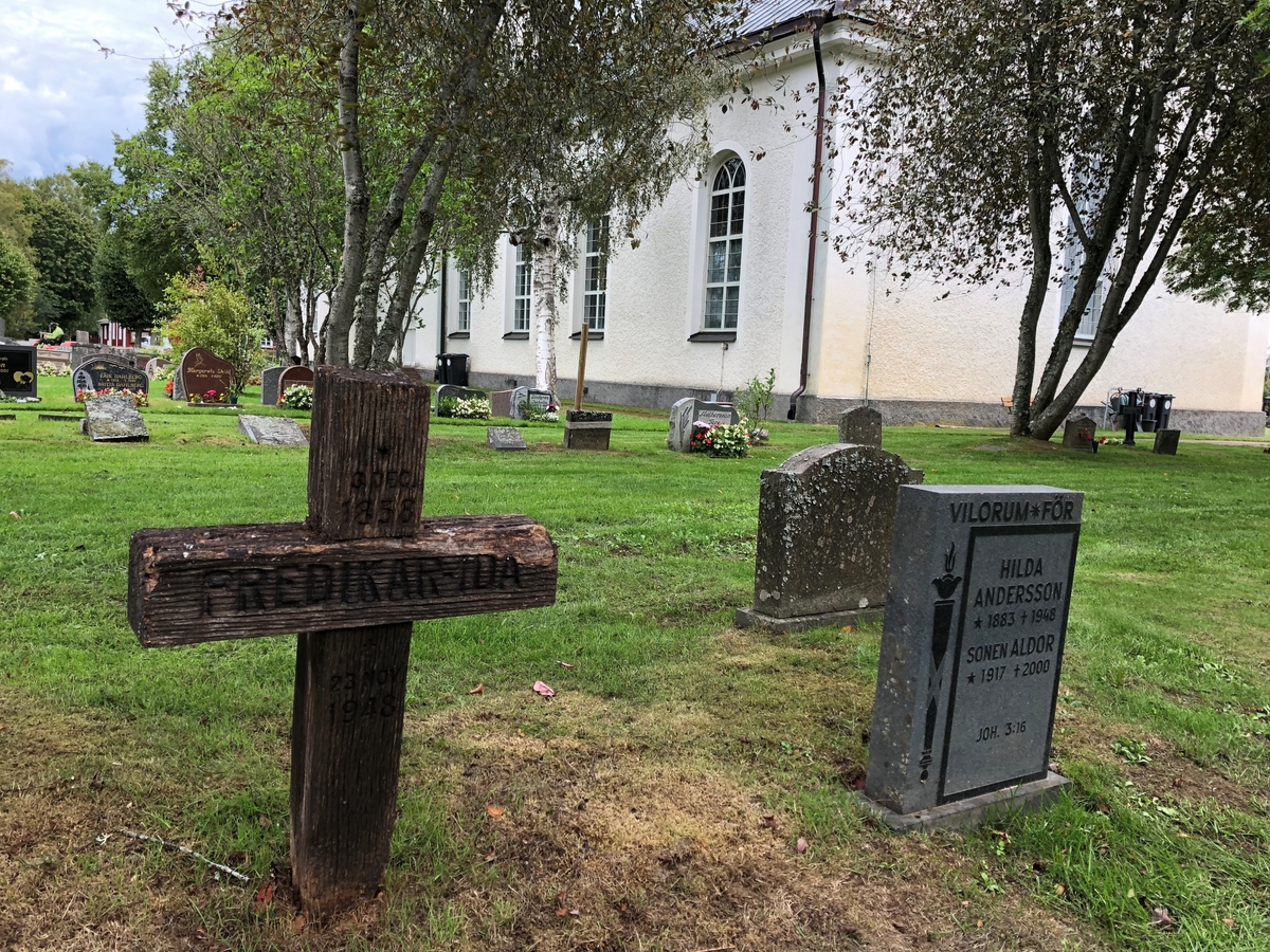 Kyrkogården vid Hults kyrka, Hults socken, Eksjö kommun. Vy från sydväst, gravkvarter med vårdar från allmänna linjen.