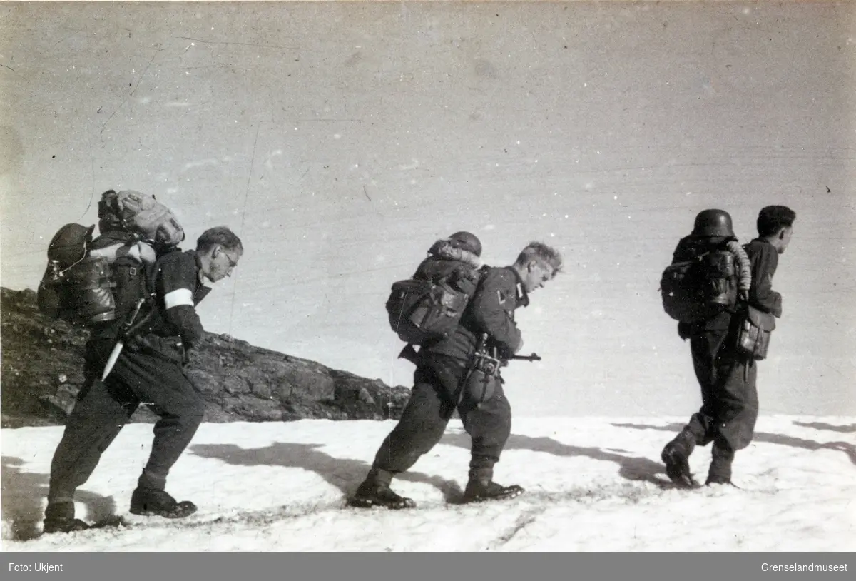 Østfronten vinterstid. Tre tyske soldater, den bakerste sanitetssoldat. 