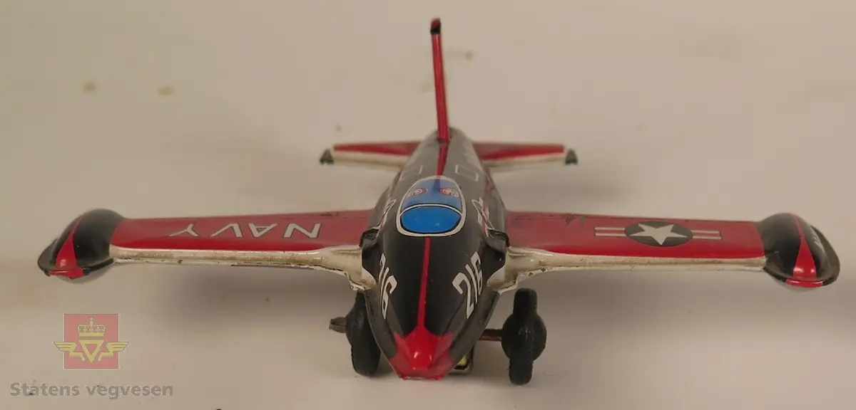 Modellflyet er hovadsakelig svart og sekundært rødt. Rullefunksjonen til flyet fungerer og det er laget av metall.