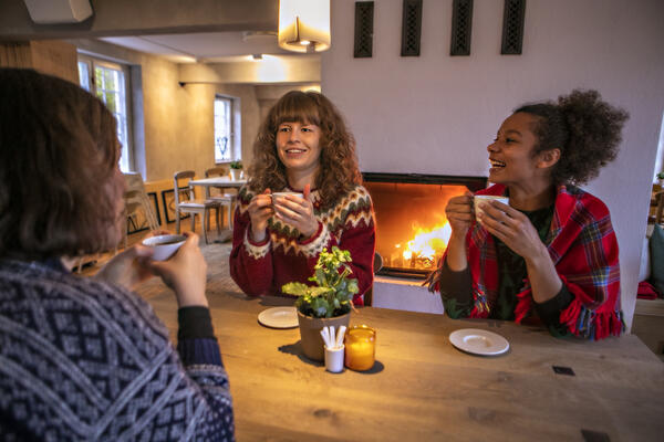 Tre damer drikker kaffe i Kafé Arkadia. Foto/Photo