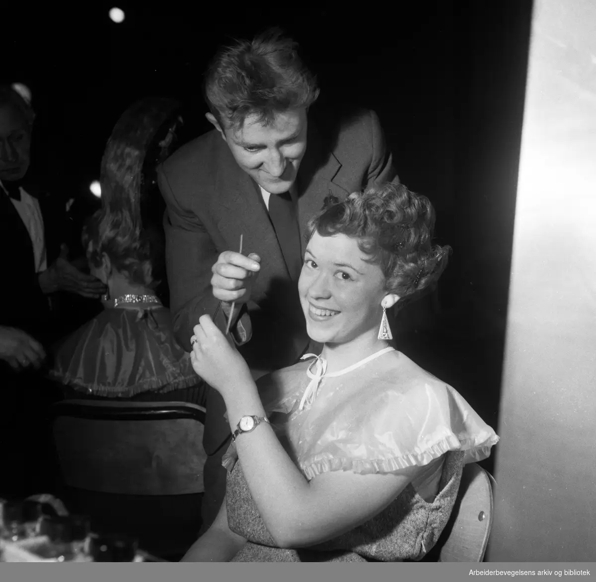 Fremvisning av nye frisyrer. Desember 1955. Ingen andre oppl.