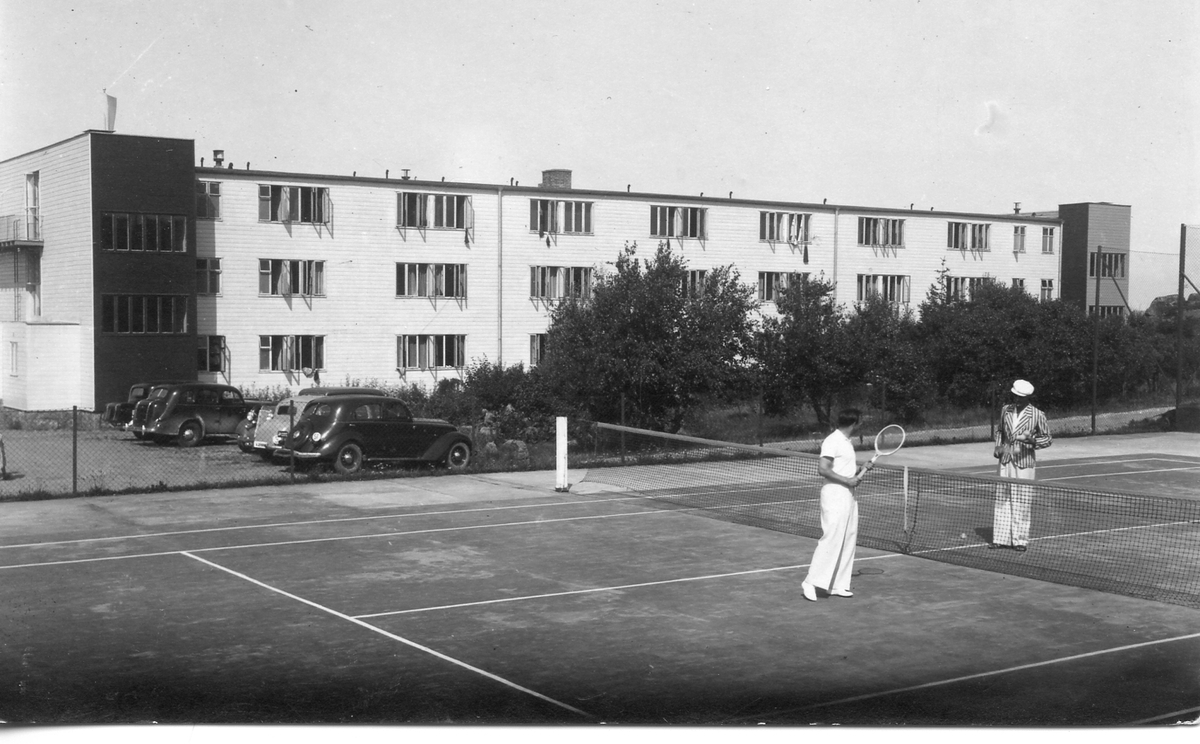 Halmstad. Söndrum. Tennisbanorna i Tylösand. Foto 2 Kung Gustav V spelar tennis.