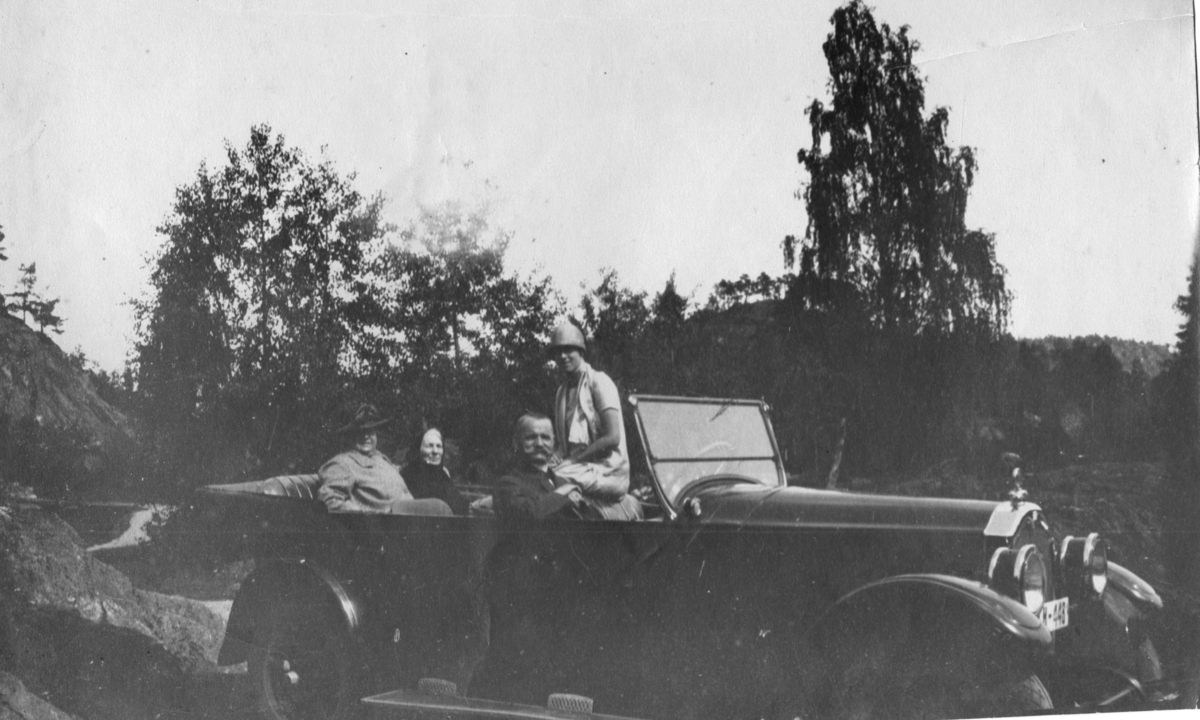 En mann og tre kvinner i åpen bil, H 448,  ca. 1920 - 30