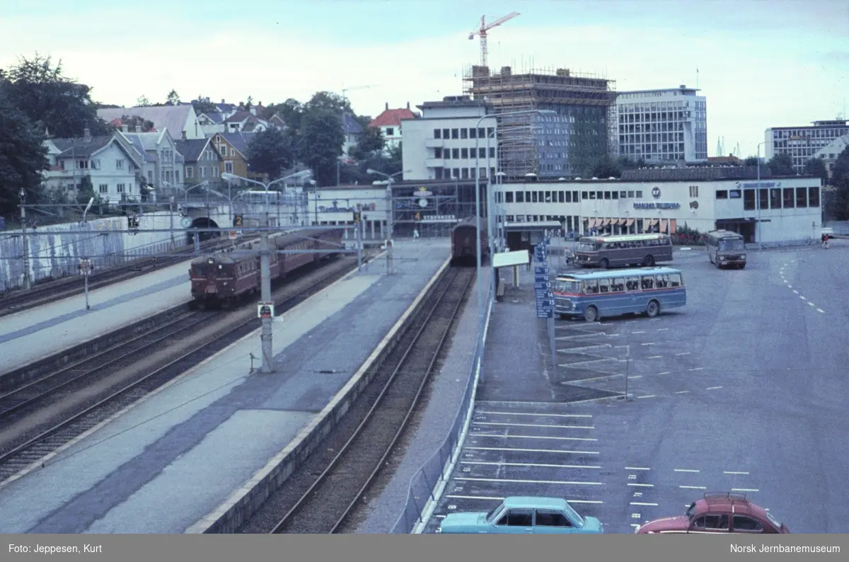 Stavanger stasjon med elektrisk motorvognsett type 68A i spor 2
