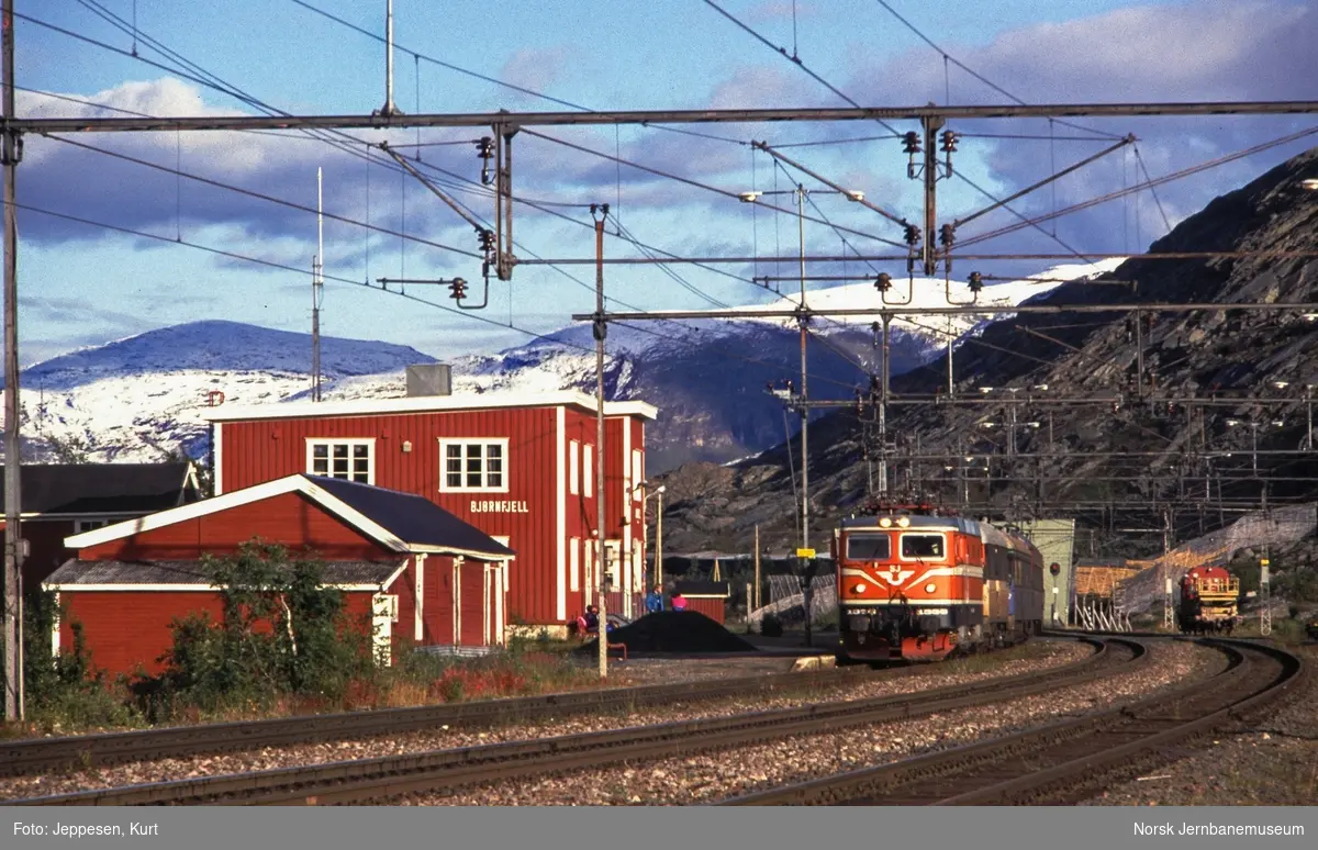 SJ elektrisk lokomotiv Rc 6 med persontog til Narvik på Bjørnfjell stasjon