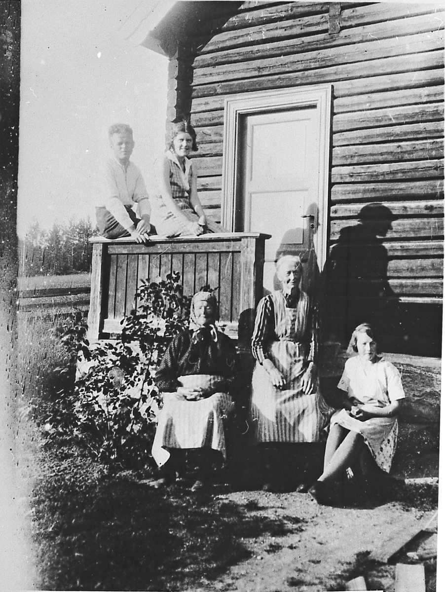 Søndagsfred ved Husveggen, Skinnemoen 1931.