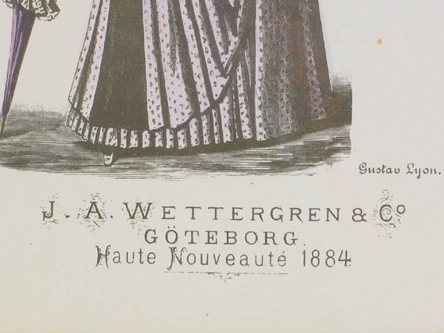 Två modeplanscher från J.A. Wettergren, Göteborg. Föreställer kvinnor i 1884 års mode av Gustav Lyon. Under namnet Wettergren står det "Haute Nouveauté 1884". Planscherna är inramade i guldmålade träramar. Klistermärke baktill med text "RAMBRÖDERNA GÖTEBORG".