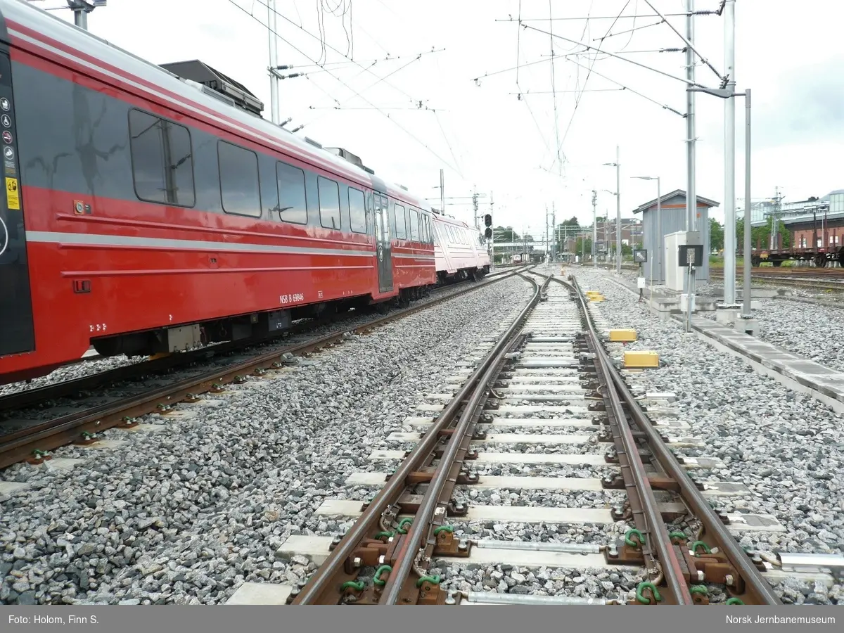 Styrevogn BS 69 646 og mellomvogn B 69 846 har sporet av i en sporveksel på det nyanlagte hensettingsområdet på Ski stasjon