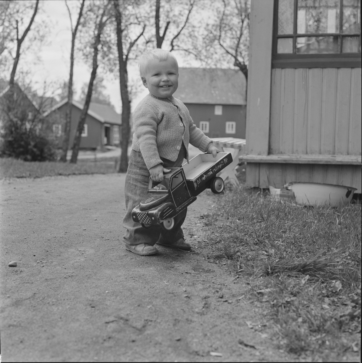 Ole Stokker med lekebil på tunet, Sørum i Gjerdrum 1965-1966.