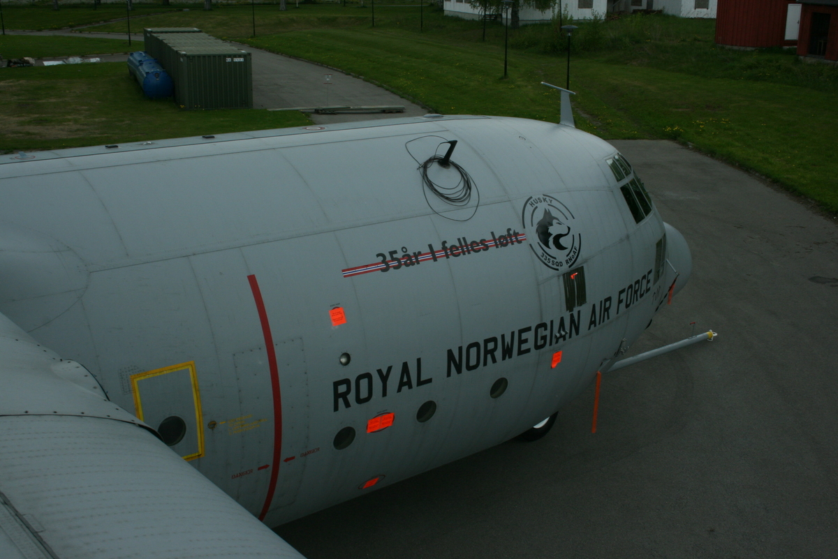 4-motors militært transportfly.