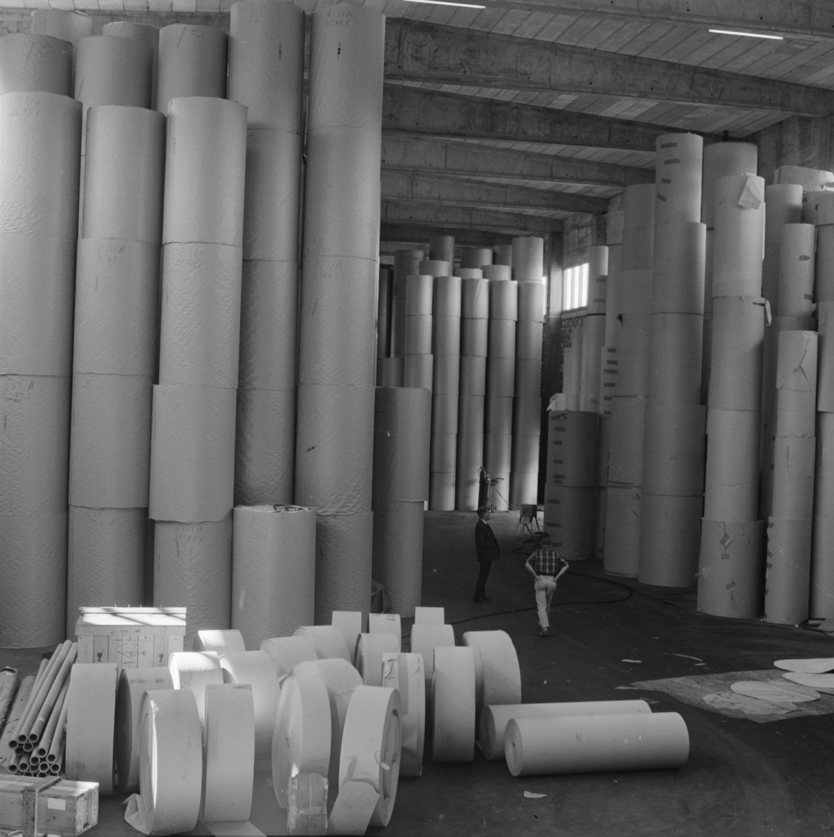 Fra papirfabrikken Sande Papermill. Ruller med papir, ca 1960-63,