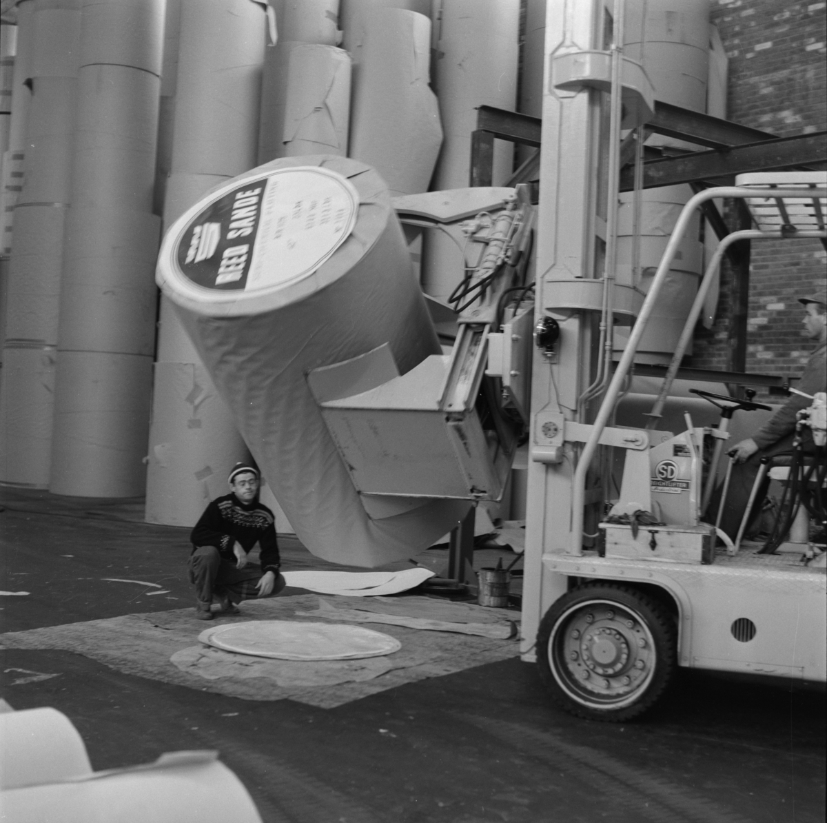 Fra papirfabrikken Sande Papermill. Store ruller med papir flyttes med Truck. Ca. 1960-63