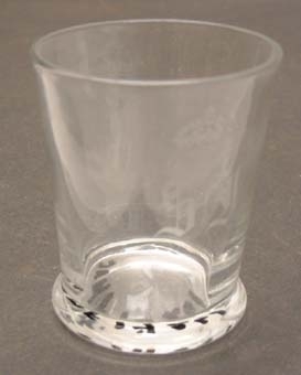 Ofärgat glas med vita initialer i frakturstil för SJ krönt med kunglig krona.

Glaset är lika som Jvm14261-2.