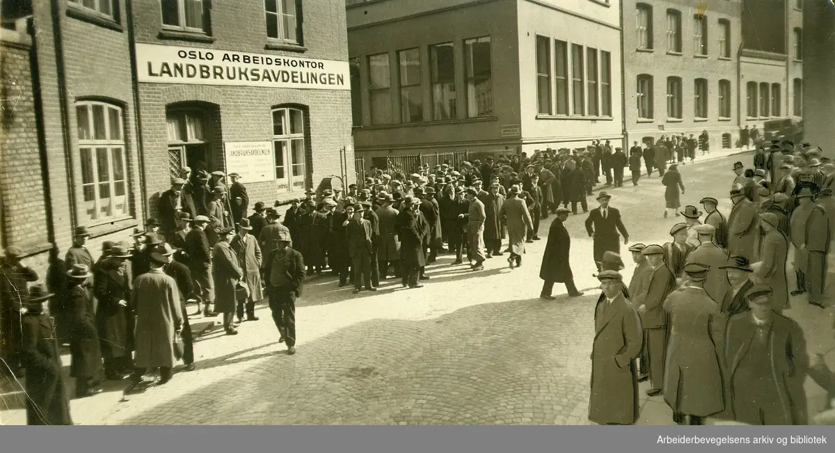 Kø ved Arbeidskontorets Landbruksavdeling. 1938.