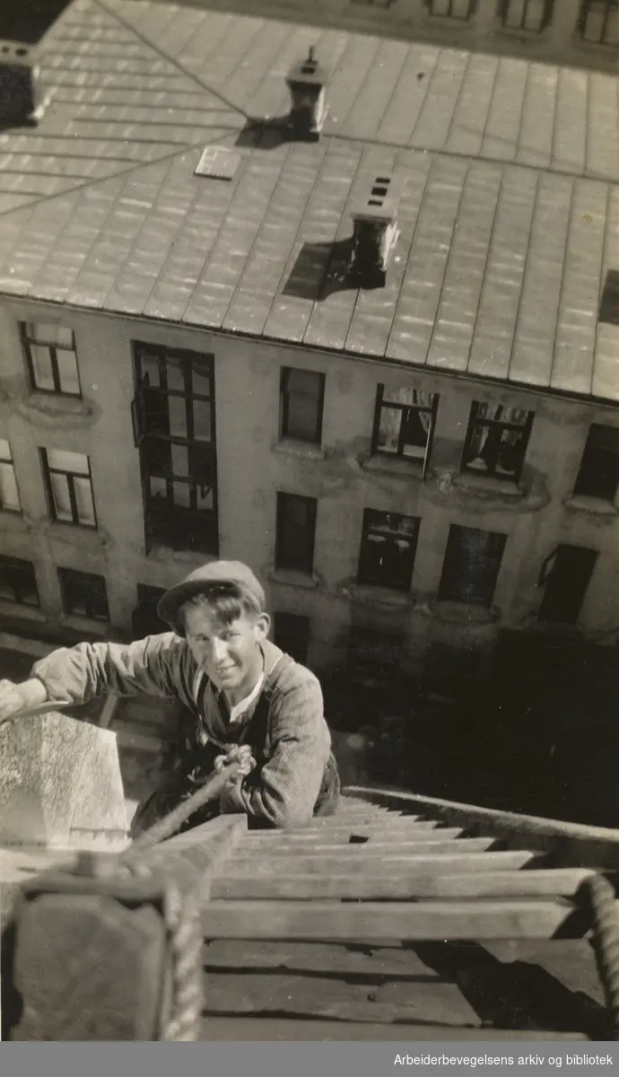 Blikkenslager Wilhelm Hassrød utfører takarbeide på en bygård i Hegdehaugsveien 27, 1933.