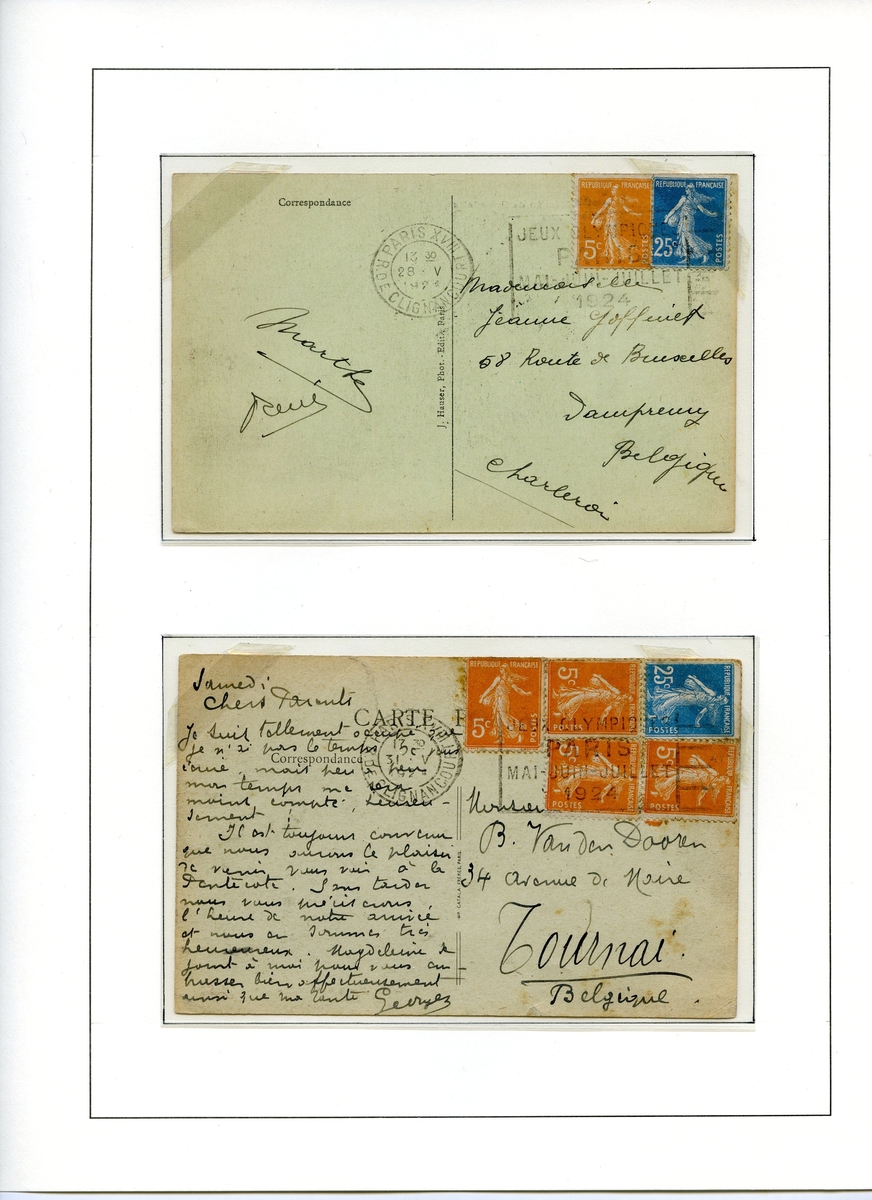 To postkort montert på albumside. Det første postkortet er frankert med to franske frimerker, ett oransje a 5 cent og ett blått a 25 cent, begge type semeuse. Det andre postkortet er frankert med fem frimerker - fire oransje og ett blått.
