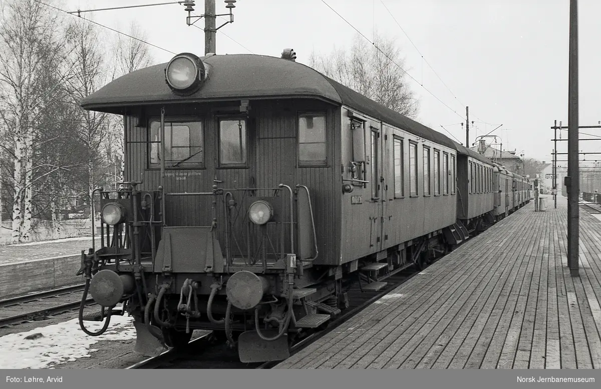 Lokaltogsmateriell type 65 og 67 på Lillestrøm stasjon. Nærmest styrevogn BFS65 nr. 18603
