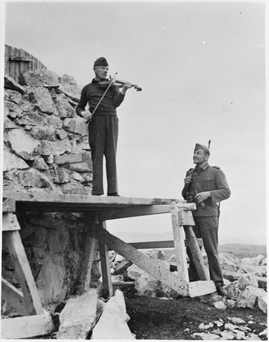 Tysk soldat spiller fiolin, Tarva