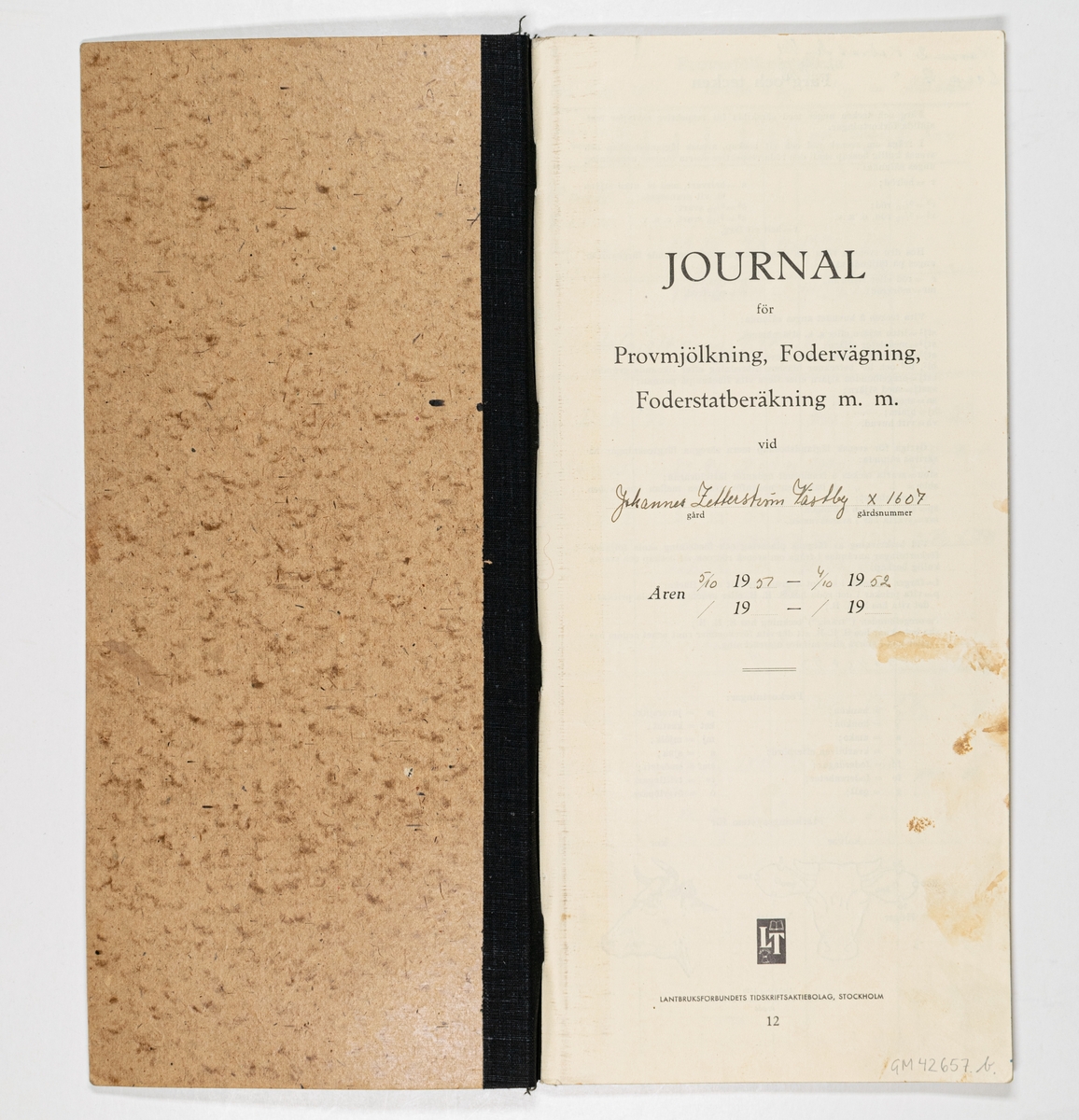 Mjölkjournal med inskrivet resultat för provmjölkning från åren 1951-1952.
Hård pärm av rå pressad papp. Svart textilrygg. Förtryckta sidor.