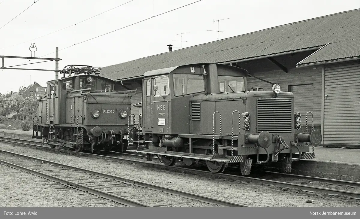 Skiftetraktor Skd 220 172 og elektrisk lokomotiv El 10 2515 ved godshuset på Horten stasjon