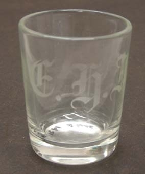 Ofärgat glas med vita graverade initialer: "GHJ".