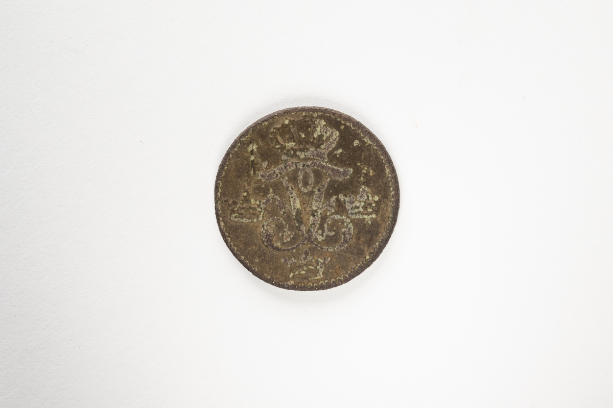 Mynt av koppar, 1 öre, 1747, Fredrik I. Sida 1: krönt spegelmonogram "F". Sida 2: två krönta, korslagda dalpilar, omgivna av texten "1 ÖR SM 1747"