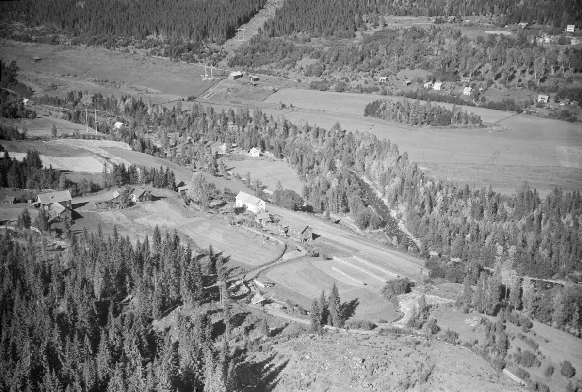 Flyfoto fra Vingrom med Åmot nordre sentralt i bildet og Åmot søre til ...