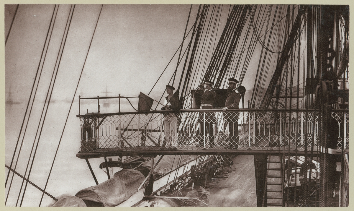 Bilden visar signaling av morsetecken med hjälp av flaggor ombord på den tyska korvetten Stosch.