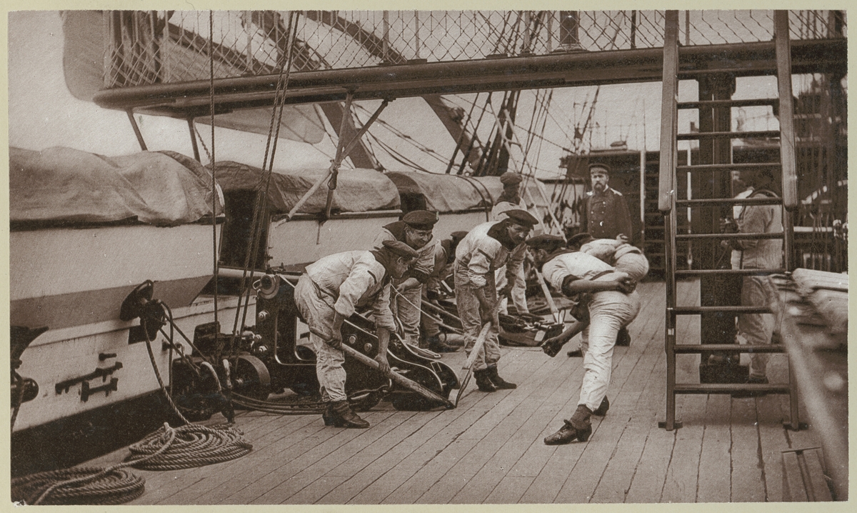 Bilden förställer tyska sjömän ombord på korvetten Stosch som drillas i hanteringen av kanoner på däcket. Här utförs kommandot för att sikta mot målet.