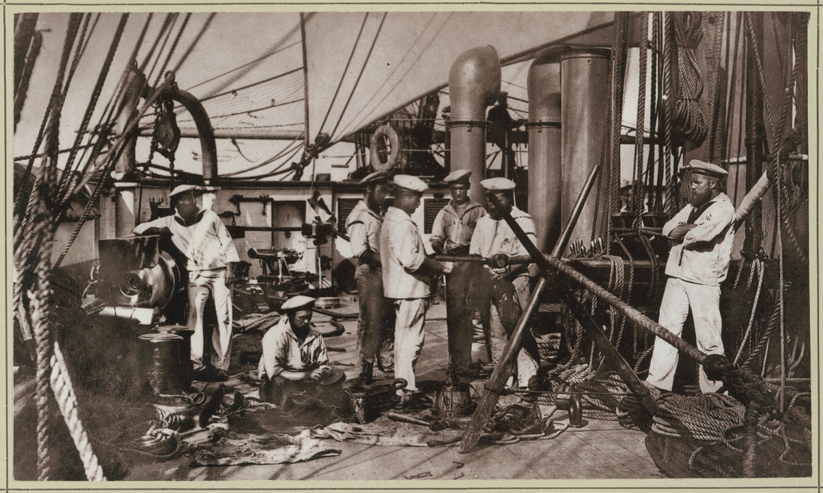 Bilden visar manskapet ombord på korvetten Stosch som är sysselsatt med underhållsarbeten på skeppet. Här håller de på tackelarbete.