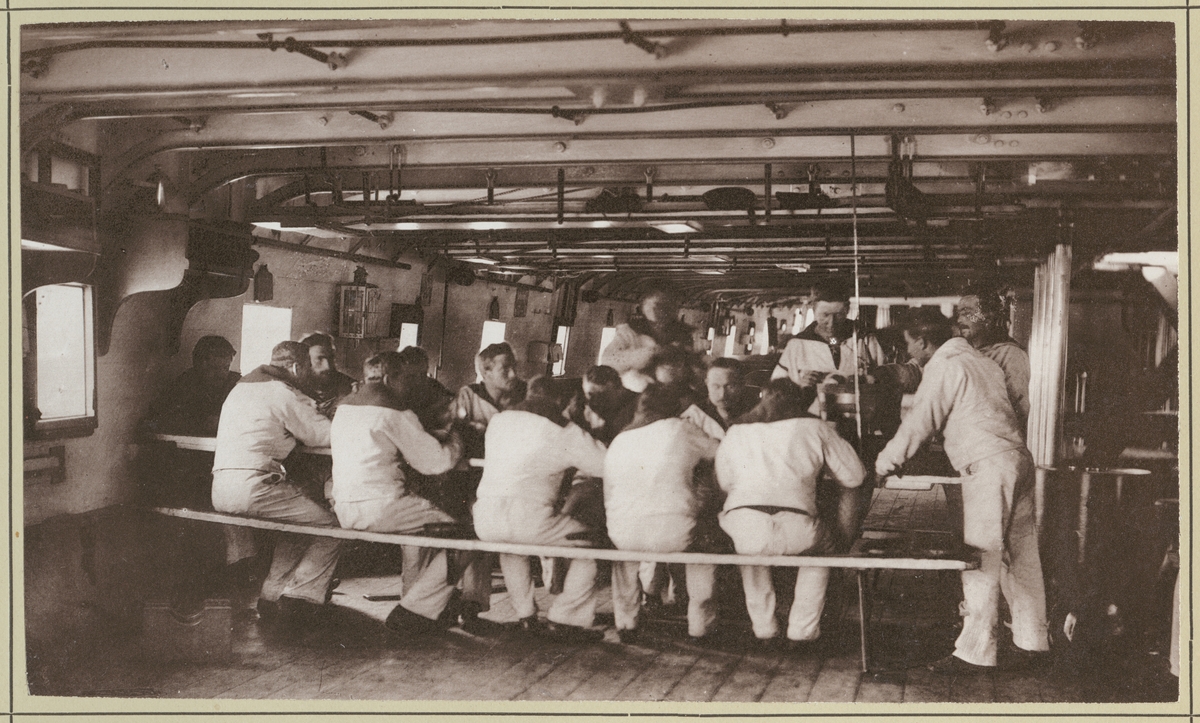 Bilden visar sjömän som äter luch ombord på korvetten Stosch.