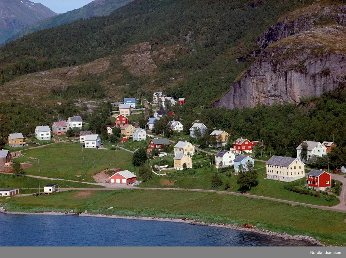 flyfoto av Ørnesveien, oversiktsbilde. Husene som er krysset av på positivkopien av bildet (bilde nr. 2), eies av Wilhelm Gjerseth, Mikal Ringen og Eily Eliassen.