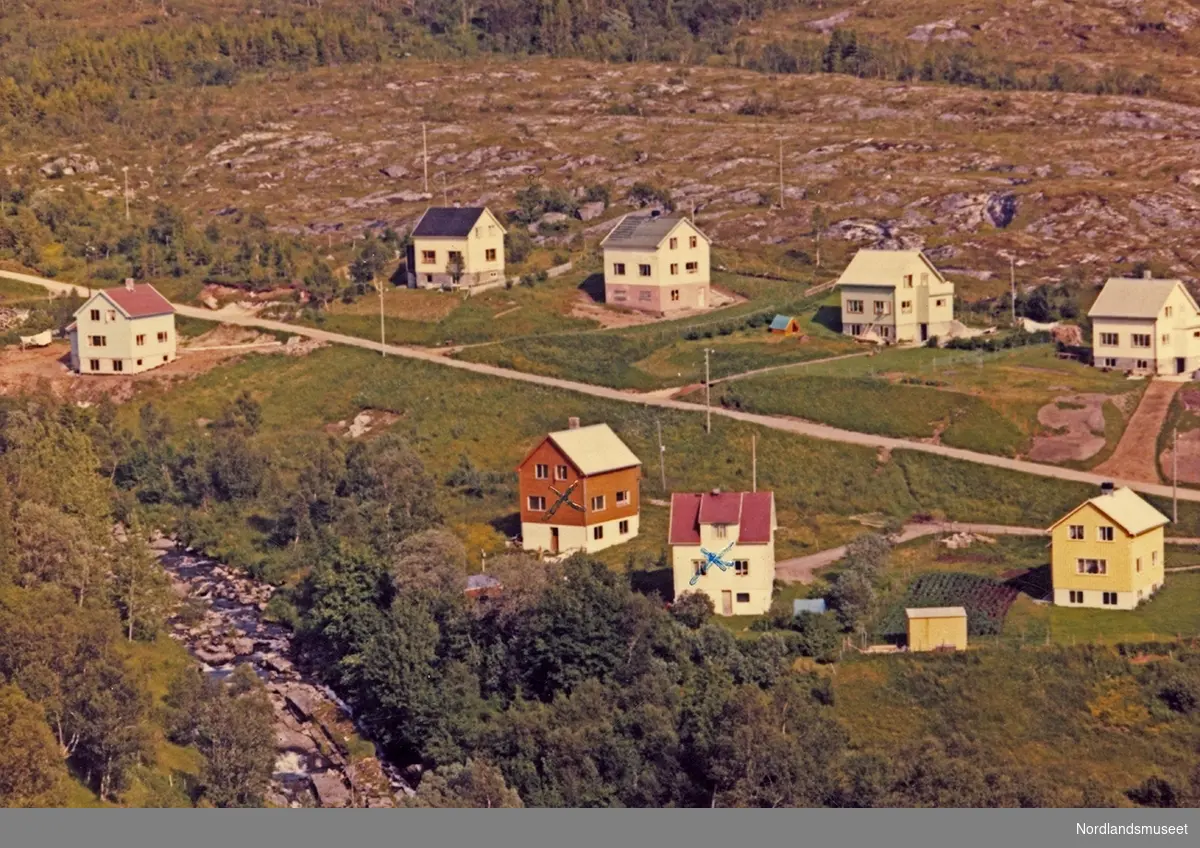 flyfoto av Mosvolddalen. Husene som er krysset av på positivkopien (bilde nr. 2), eies av Harald Myrvang og Vidar Fallmyr.