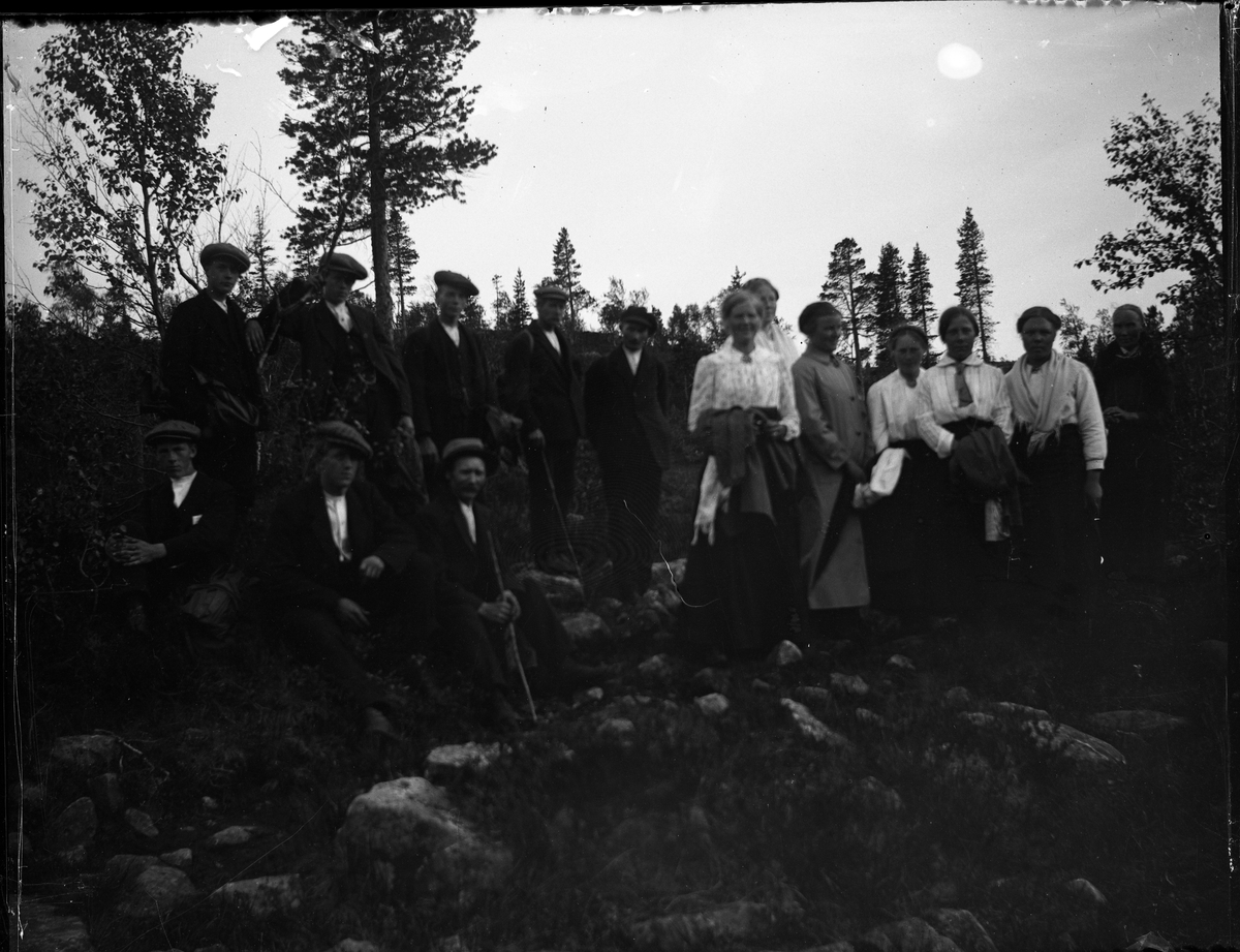 Gruppeportrett med ungdommer samlet.

Fotosamlingen etter Olav Tarjeison Midtgarden Metveit (1889-1974), Fyresdal. Senere (1936) kalte han seg Olav Geitestad.