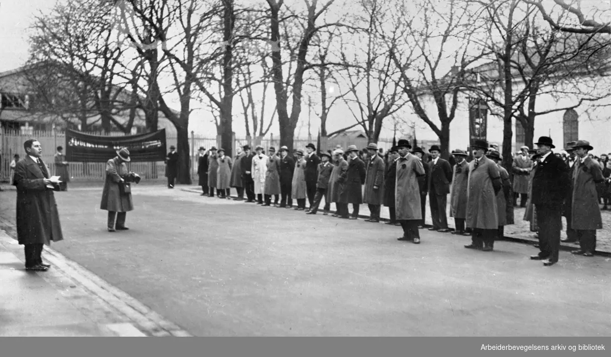 1. mai i Oslo, 1931. Flaggparade ved kommunebygningen. Oslo bys varaordfører, Kristoffer Aamot (til v.), taler.Aamot, Kristoffer