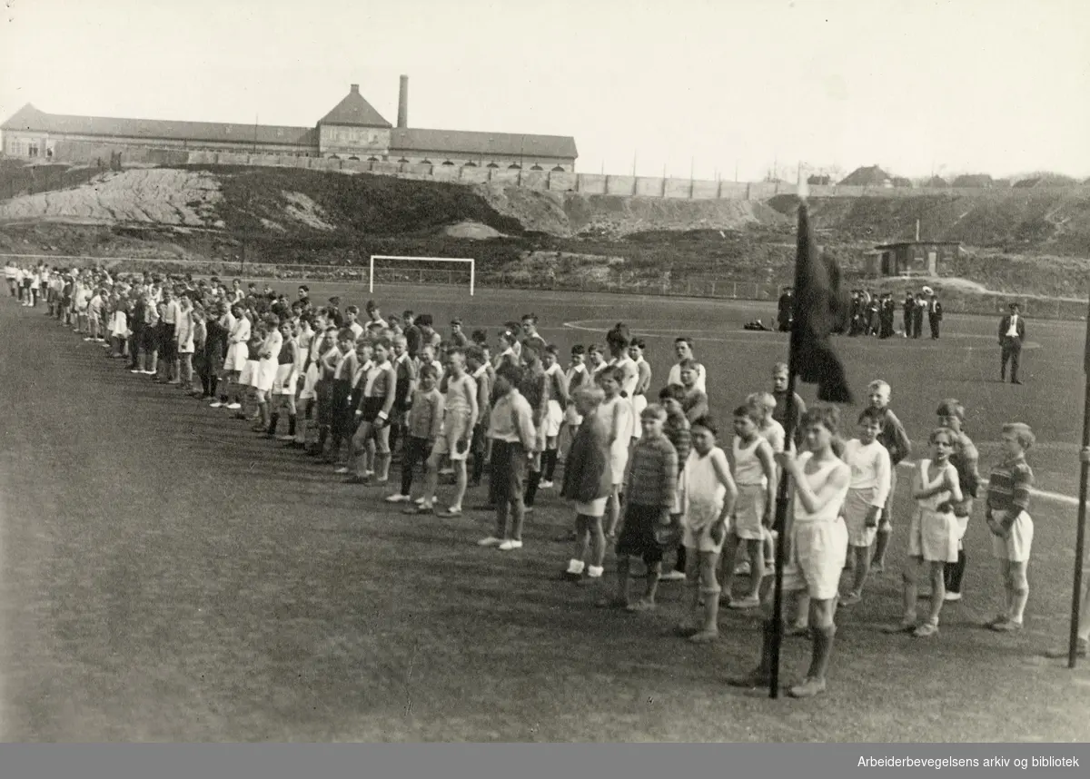 Barnestevne i friidrett på Jordal Idrettsplass, 1932.