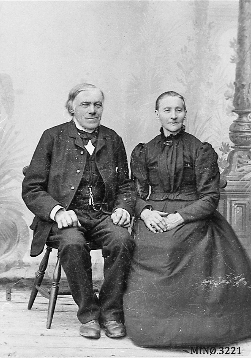 Mann og kvinne fotografert i atelier, fine klær. 
