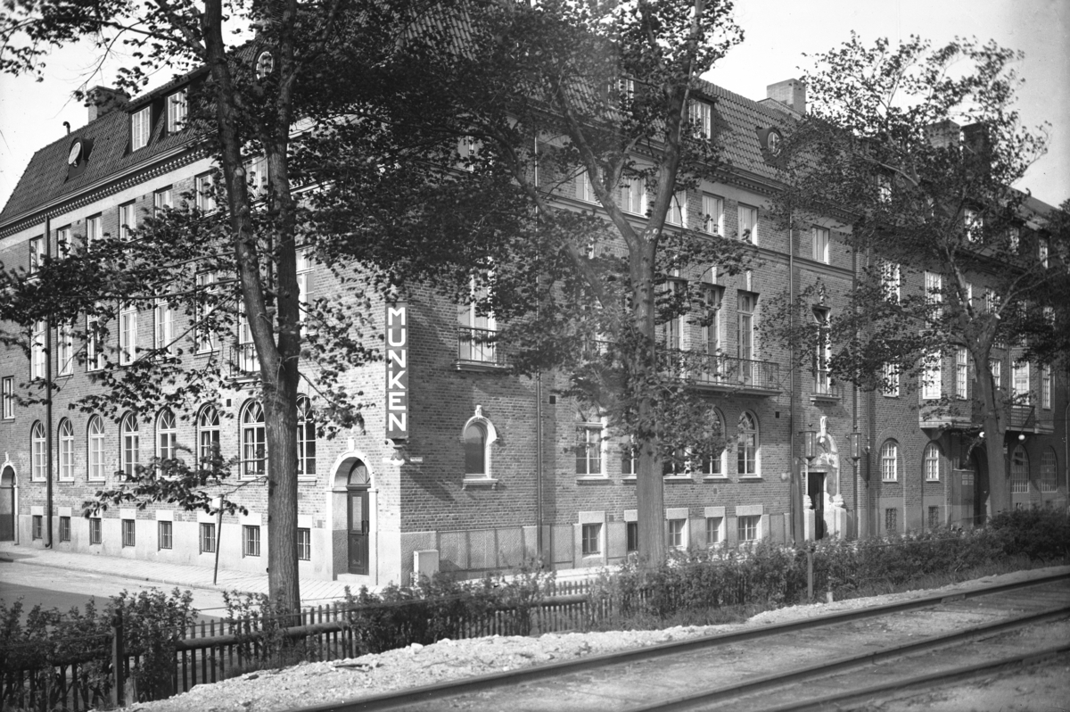 Tegelpalatset på Norra Strandgatan 6 i Jönköping. Huset ritades av Oscar Öberg och uppfördes av det nybildade Systembolaget i Jönköping år 1928 och skulle bland annat inrymma dess restaurang, Munken.