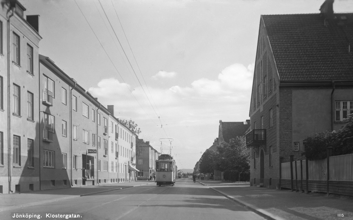 En spårvagn på Klostergatan på väg söderut mot Torpa i Jönköping. Till vänster ligger kvarteret Knapen och till höger Idas skola. Huset närmast är "Agnes minne".