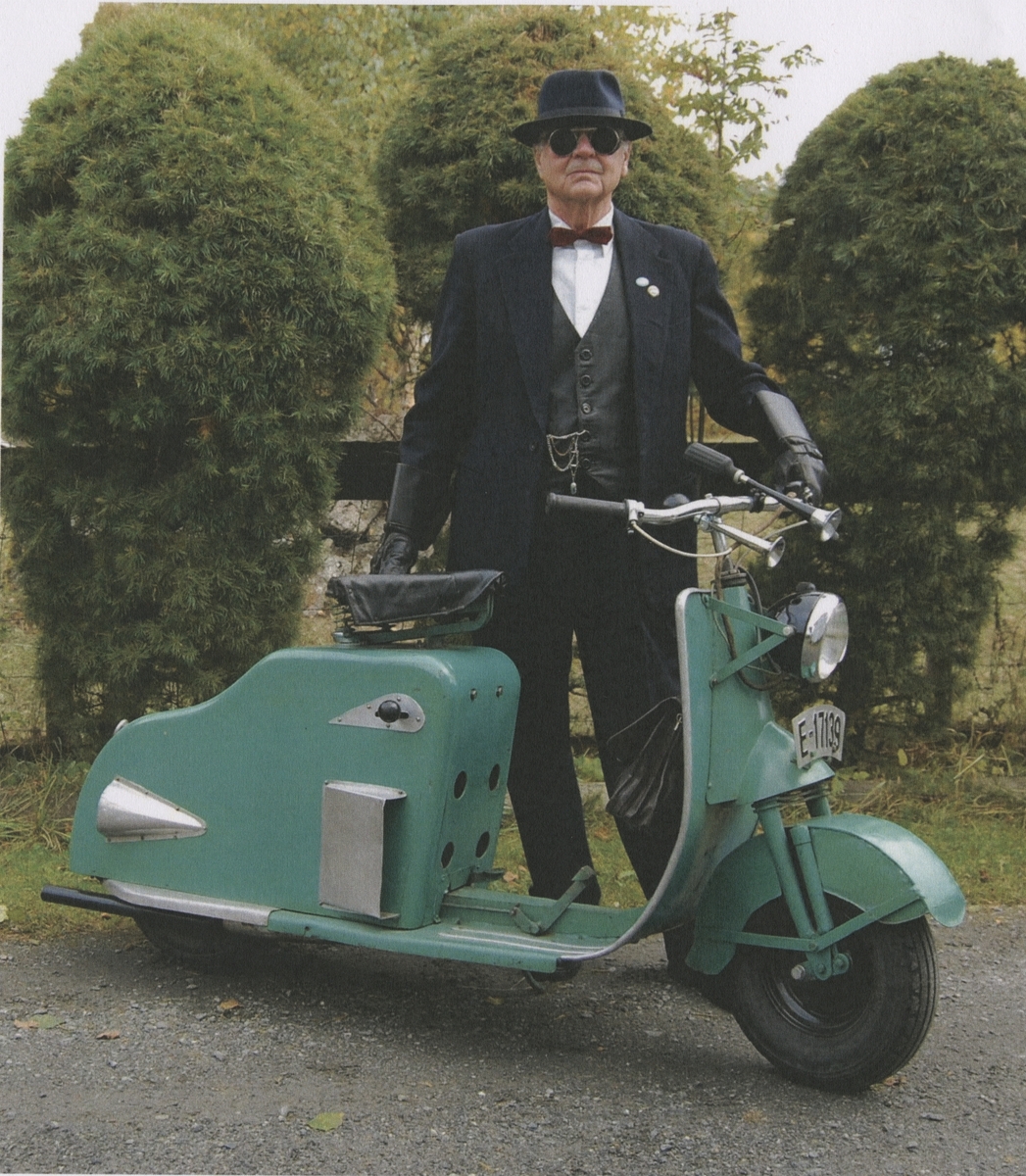 Ole Birger Gjevre med scooteren Bigge, som han fekk til konfirmasjonen i 1952.