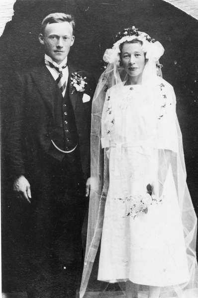 Brudebilde av ekteparet Gottlis Kristian Jonsen og hustru Agnes Olea Johanna Pettersen, bosatt på Nærøya i Øksnes.
