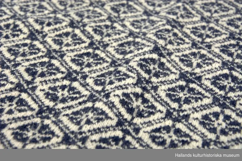Detalj av damtröja i bingestickning, mönster kallat "Träslöv"