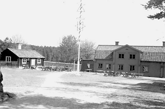 Tennjutaregården och Flinkstugan, på Vallby friluftsmuseum i Västerås.