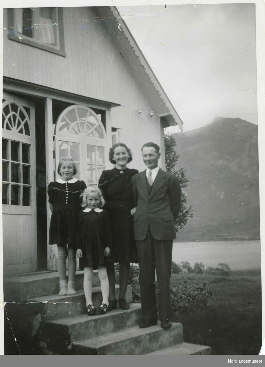 Ektepar med to døtre.  Svein Birger Laxaa og Åshild (Olsen) med døtrene Ellen-Marie (1937) og Marit (1940) Familien bodde på Finnjorda ved Laksåvatnet.