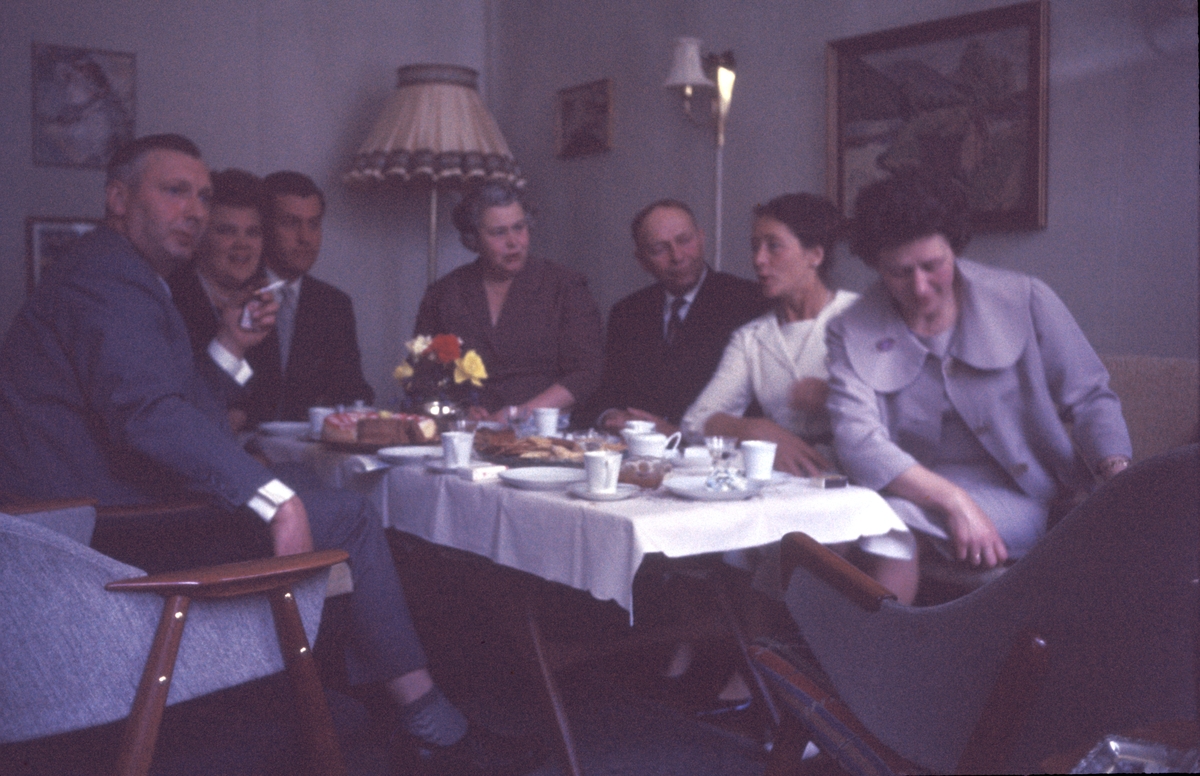 Bildet er tatt ca 1962. Fra venstre: Krane (?), Åse Nilsen, Arnold Viktor Nilsen, Ester Blusvik, Håkon Blusvik, Else Mari, Elna Rørvik (Arnolds søster).