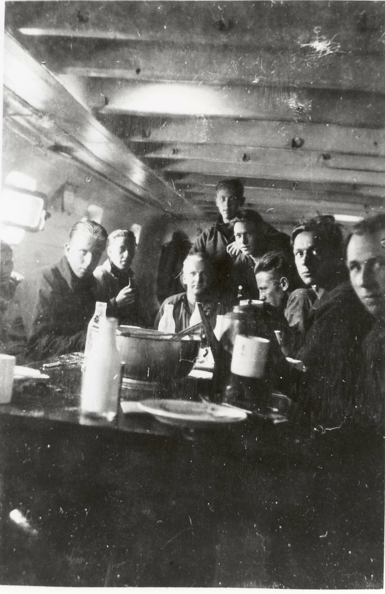 Motiv: Flyveskolens elever 1931 innlosjert på depotskipet SLEIPNER.