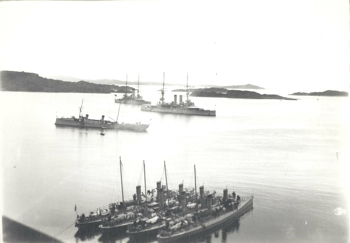Enkeltbilde. Flåtebesøk på Lervik 20. juli 1912.