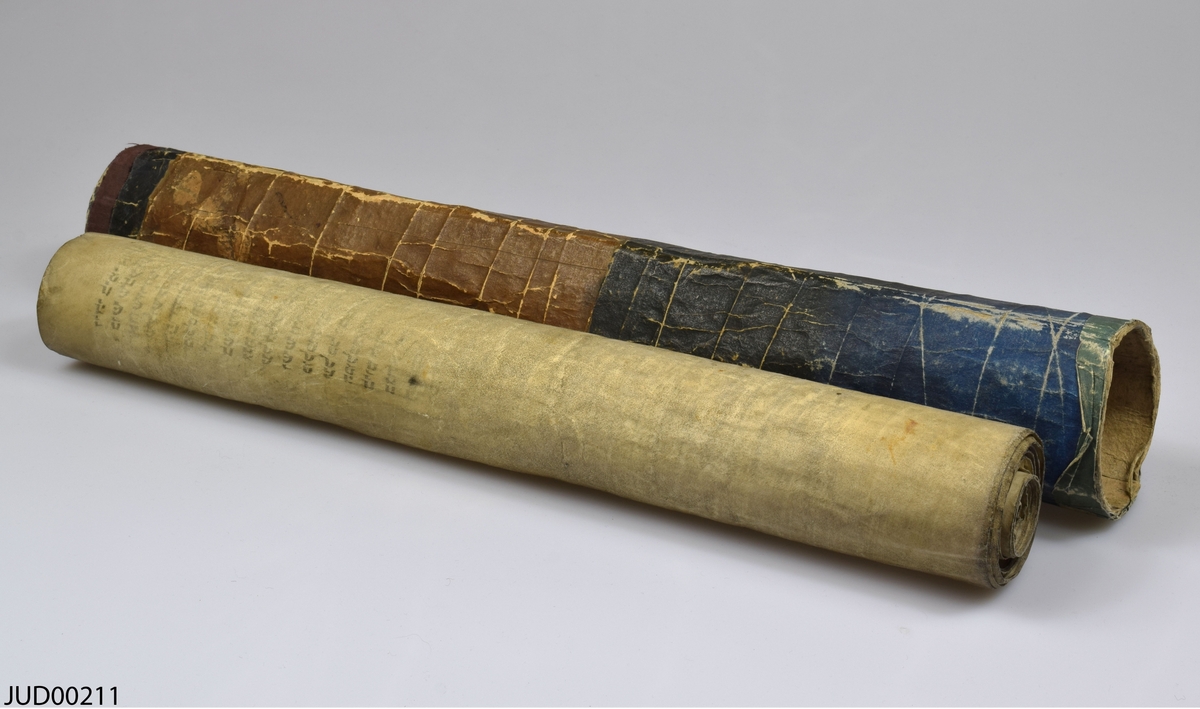 Megillat Ester skriven på pergament. Rullen ligger i en färgglad pappcylinder. Rullen är inte dekorerad.